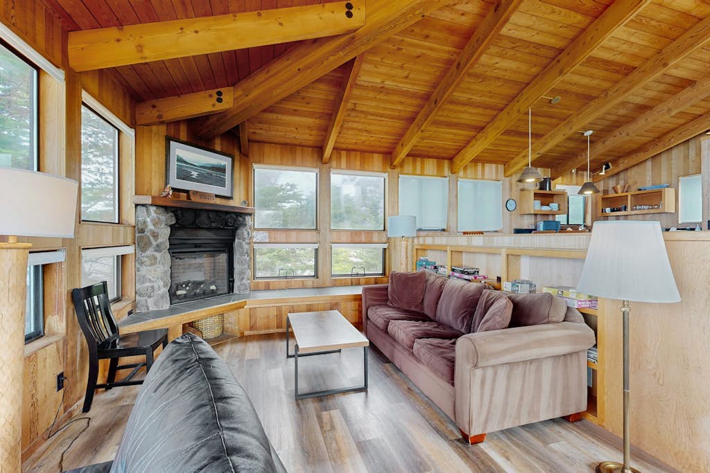 Stoney House - Blufftop home with private hot tub & ocean views, dogs welcome