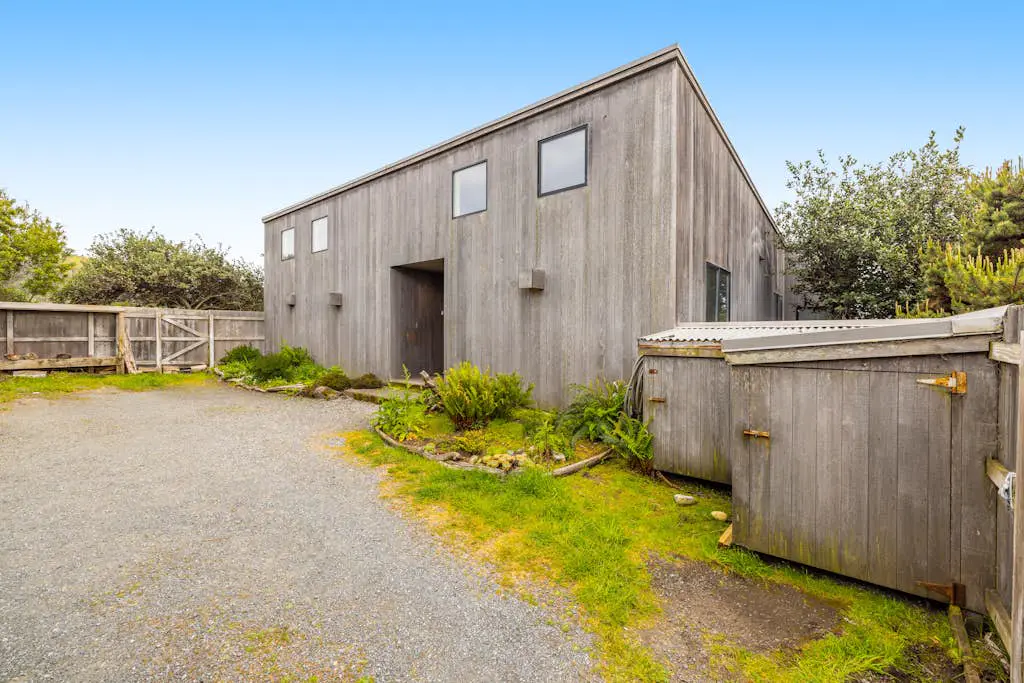 Aloha House - William Brunner-designed home with private hot tub, dogs welcome