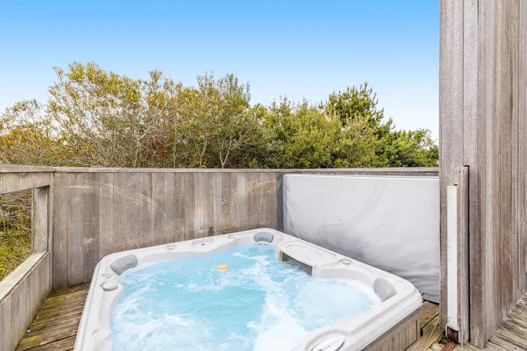 Aloha House - William Brunner-designed home with private hot tub, dogs welcome