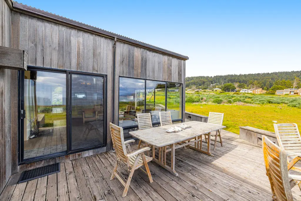 Aloha House - William Brunner-designed home with private hot tub, dogs welcome