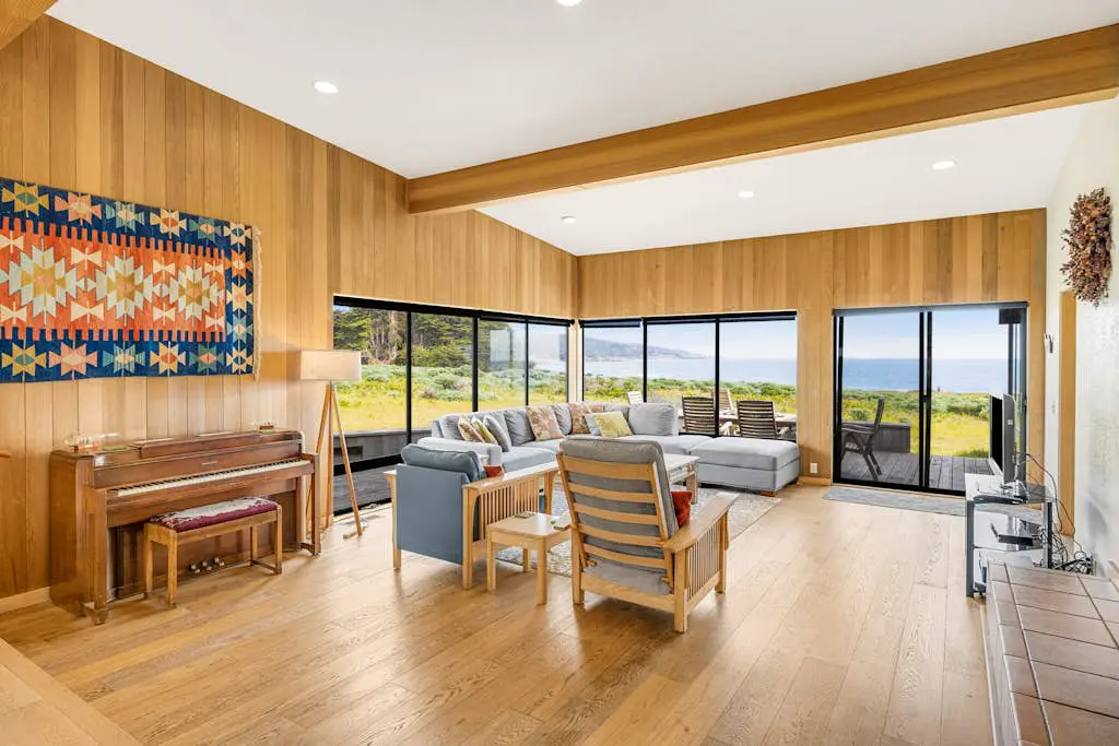 Aloha House - William Brunner-designed home with private hot tub, dogs welcome