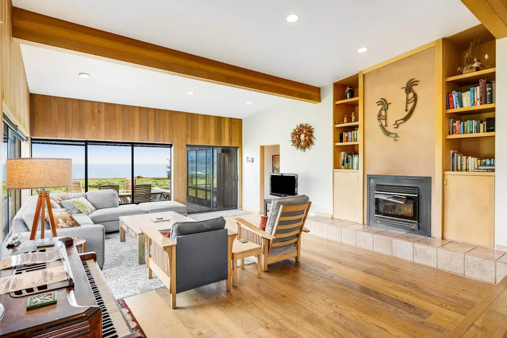 Aloha House - William Brunner-designed home with private hot tub, dogs welcome