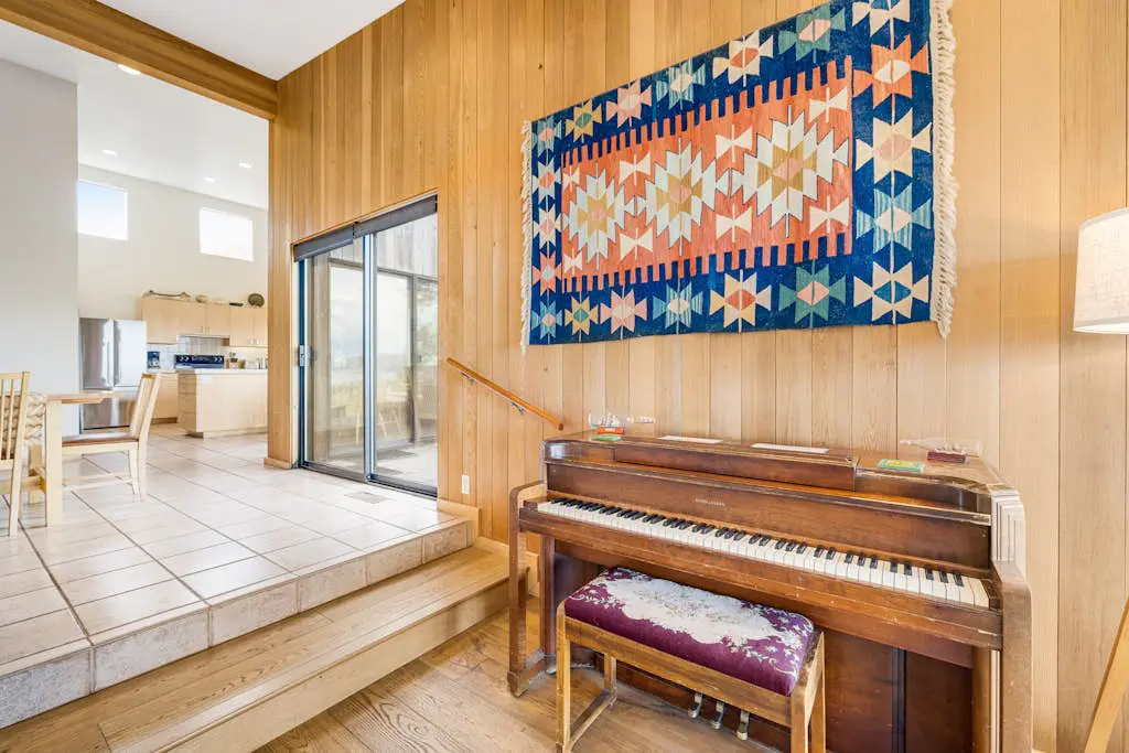 Aloha House - William Brunner-designed home with private hot tub, dogs welcome