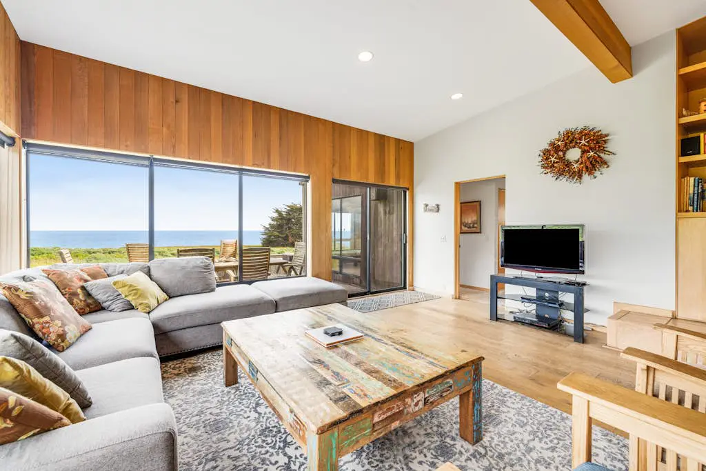 Aloha House - William Brunner-designed home with private hot tub, dogs welcome