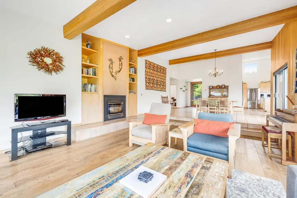Aloha House - William Brunner-designed home with private hot tub, dogs welcome