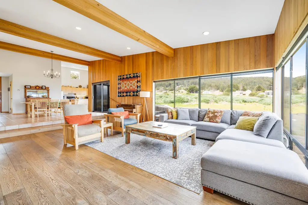 Aloha House - William Brunner-designed home with private hot tub, dogs welcome