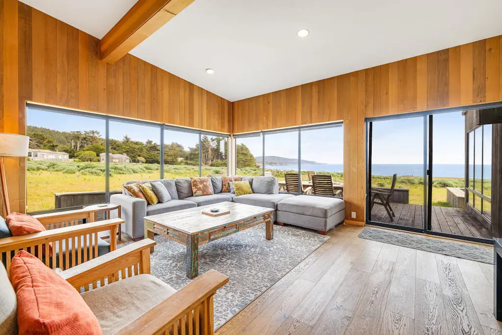 Aloha House - William Brunner-designed home with private hot tub, dogs welcome