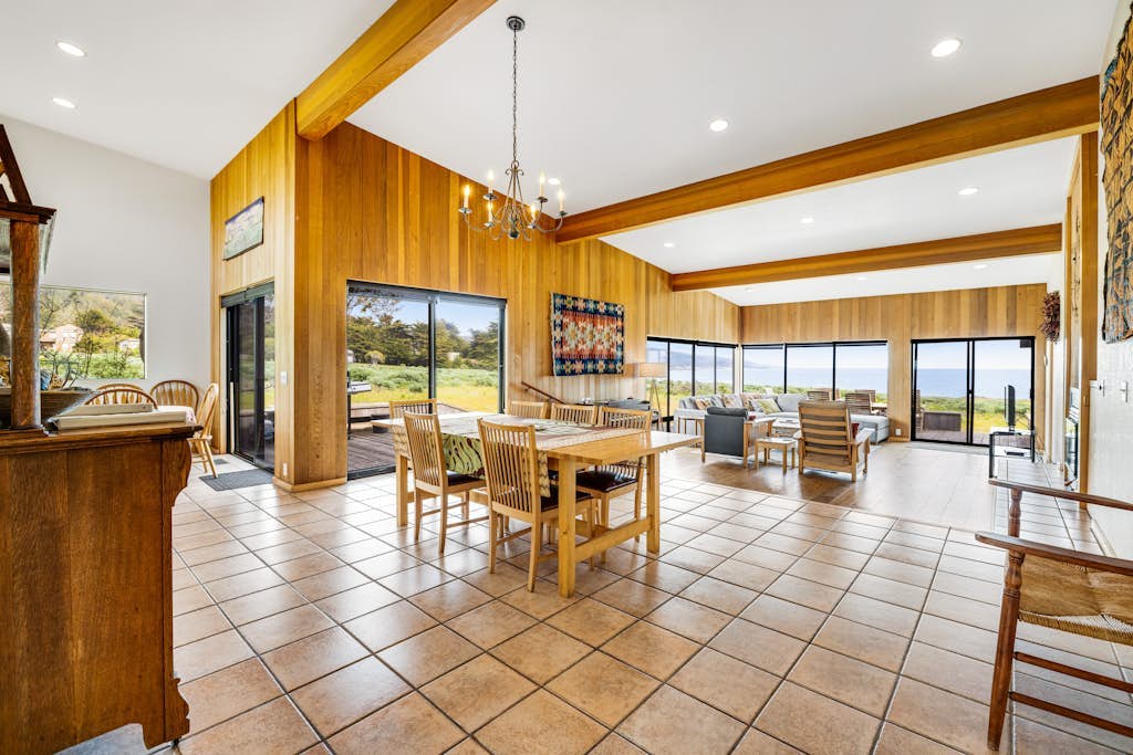 Aloha House - William Brunner-designed home with private hot tub, dogs welcome