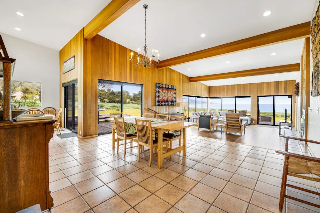 Aloha House - William Brunner-designed home with private hot tub, dogs welcome