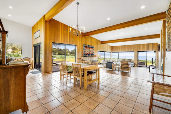 Aloha House - William Brunner-designed home with private hot tub, dogs welcome
