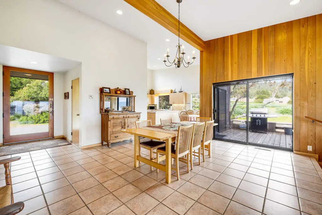 Aloha House - William Brunner-designed home with private hot tub, dogs welcome
