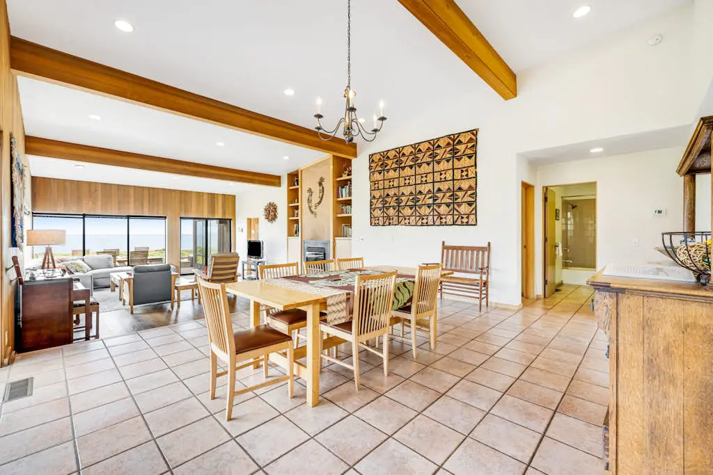 Aloha House - William Brunner-designed home with private hot tub, dogs welcome