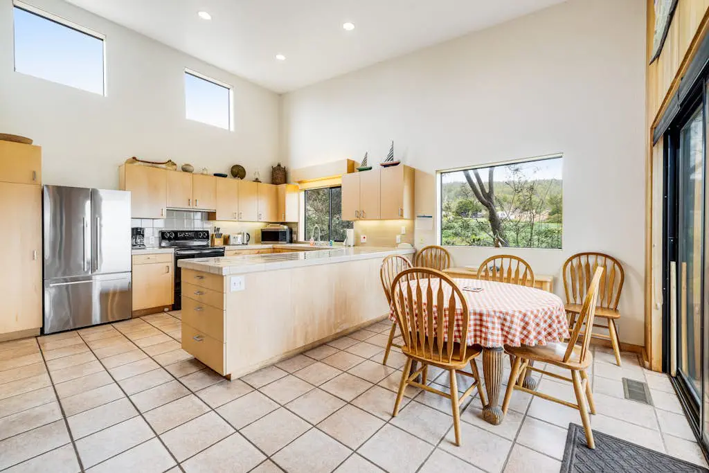 Aloha House - William Brunner-designed home with private hot tub, dogs welcome