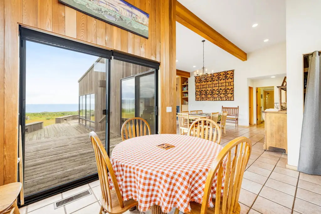 Aloha House - William Brunner-designed home with private hot tub, dogs welcome