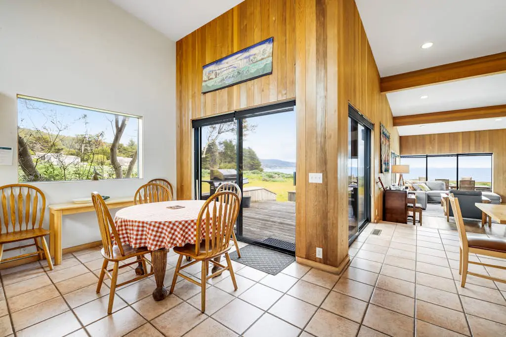 Aloha House - William Brunner-designed home with private hot tub, dogs welcome
