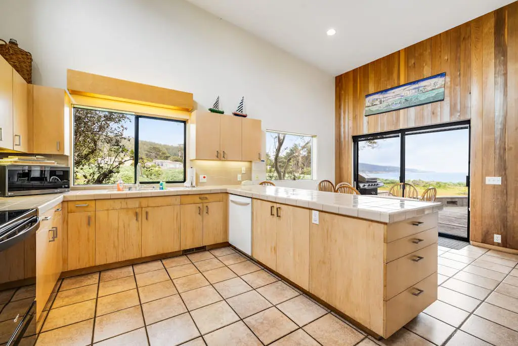 Aloha House - William Brunner-designed home with private hot tub, dogs welcome