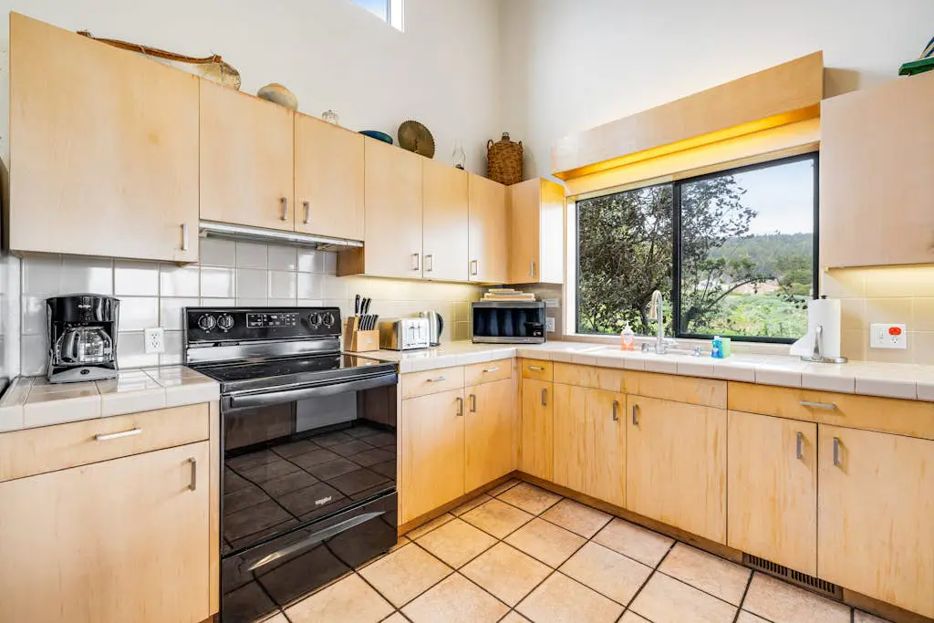 Aloha House - William Brunner-designed home with private hot tub, dogs welcome