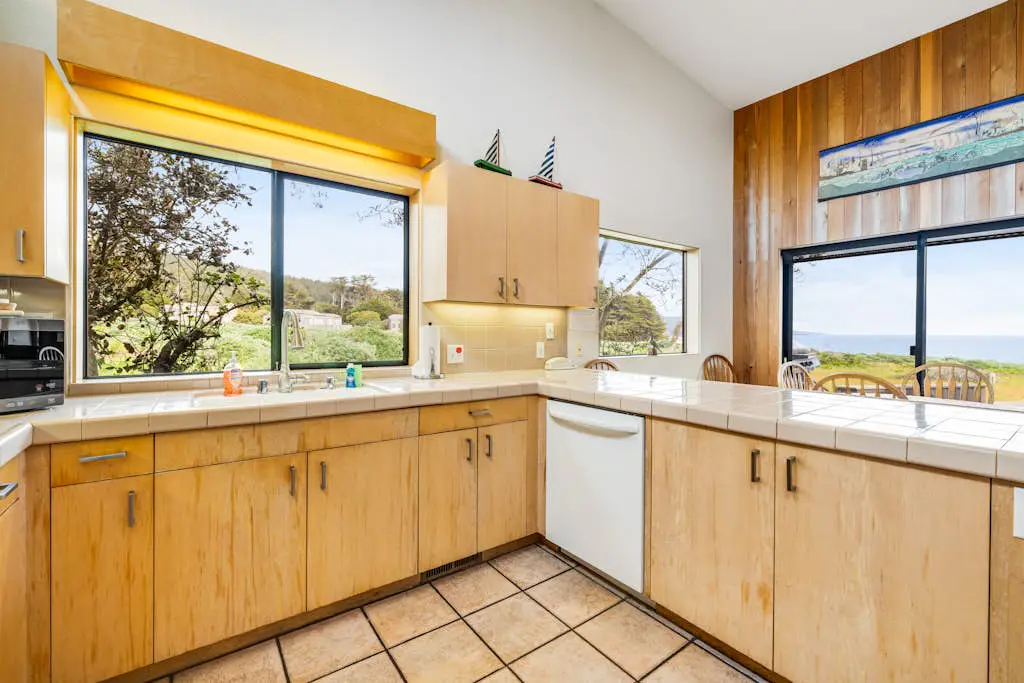 Aloha House - William Brunner-designed home with private hot tub, dogs welcome