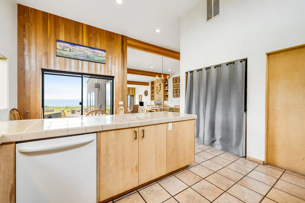 Aloha House - William Brunner-designed home with private hot tub, dogs welcome