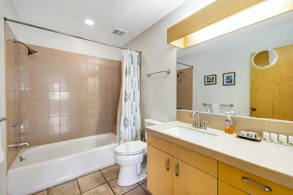 Aloha House - William Brunner-designed home with private hot tub, dogs welcome