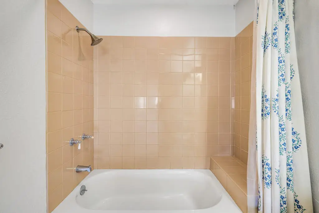 Aloha House - William Brunner-designed home with private hot tub, dogs welcome