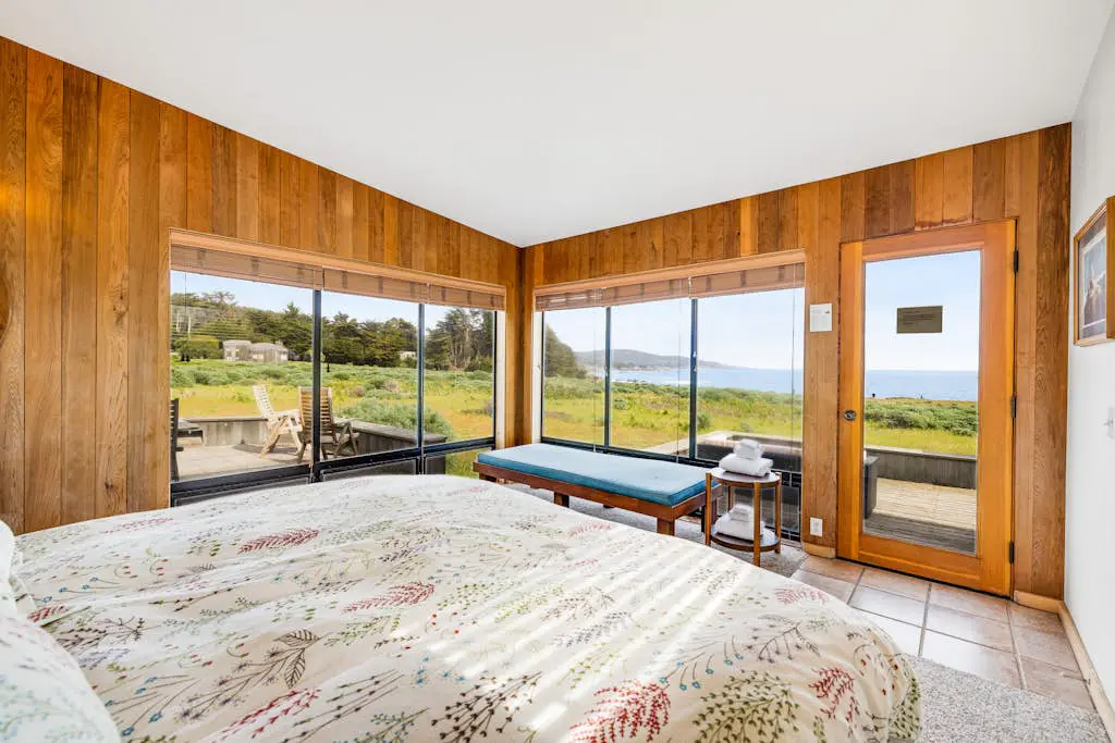 Aloha House - William Brunner-designed home with private hot tub, dogs welcome