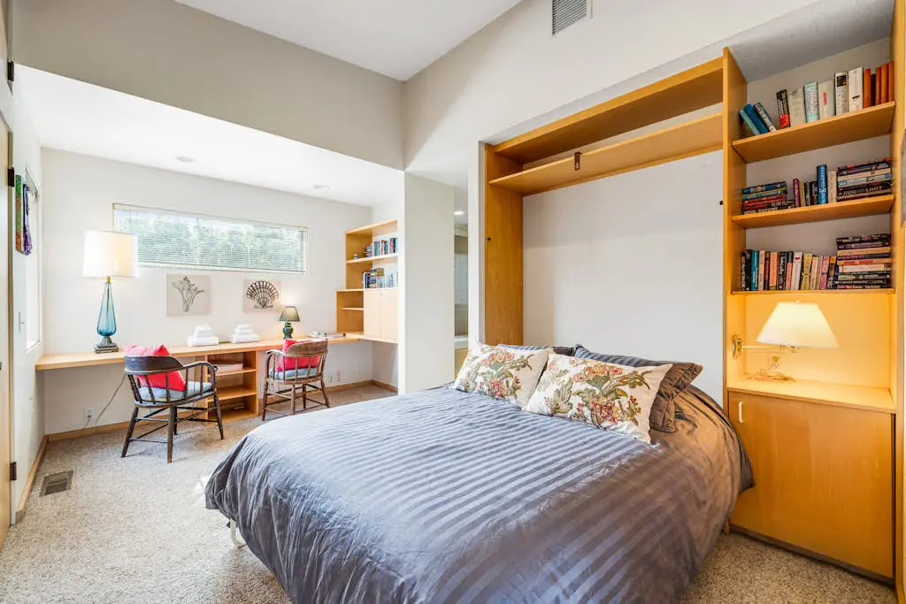 Aloha House - William Brunner-designed home with private hot tub, dogs welcome
