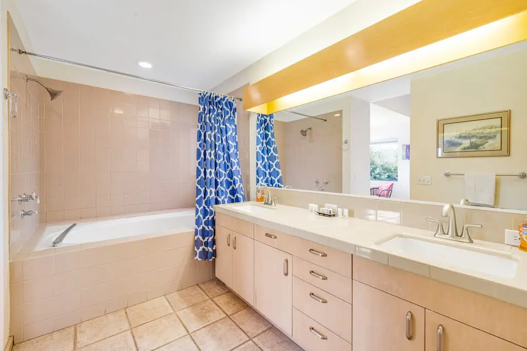 Aloha House - William Brunner-designed home with private hot tub, dogs welcome