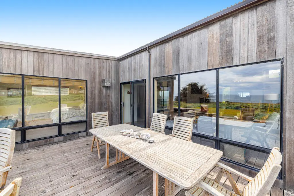 Aloha House - William Brunner-designed home with private hot tub, dogs welcome