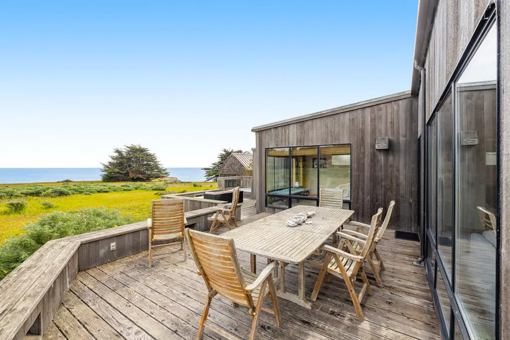 Aloha House - William Brunner-designed home with private hot tub, dogs welcome