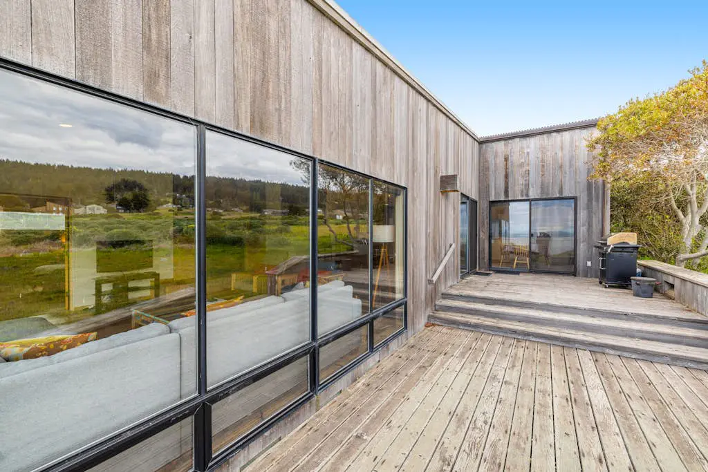 Aloha House - William Brunner-designed home with private hot tub, dogs welcome