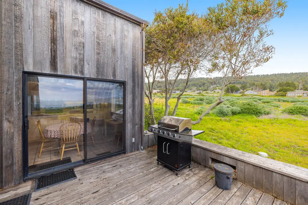 Aloha House - William Brunner-designed home with private hot tub, dogs welcome