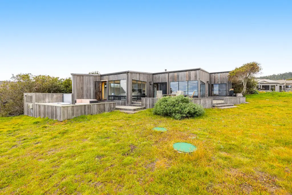 Aloha House - William Brunner-designed home with private hot tub, dogs welcome