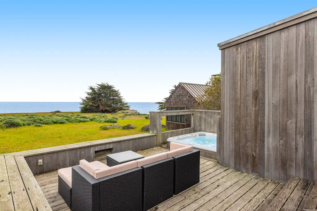 Aloha House - William Brunner-designed home with private hot tub, dogs welcome