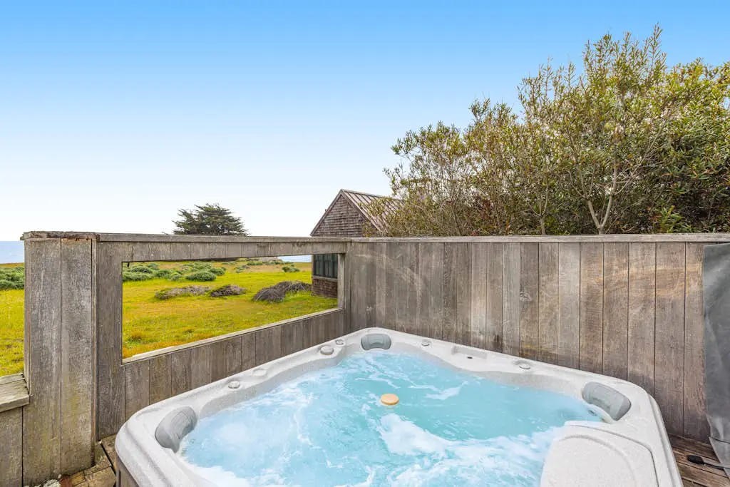 Aloha House - William Brunner-designed home with private hot tub, dogs welcome