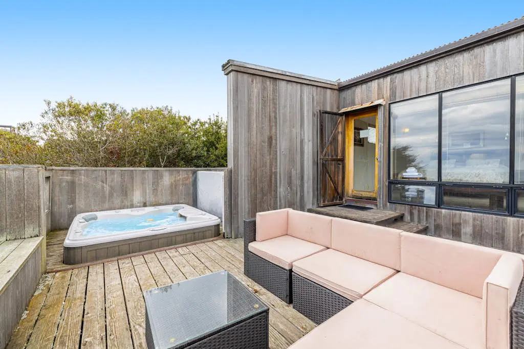 Aloha House - William Brunner-designed home with private hot tub, dogs welcome