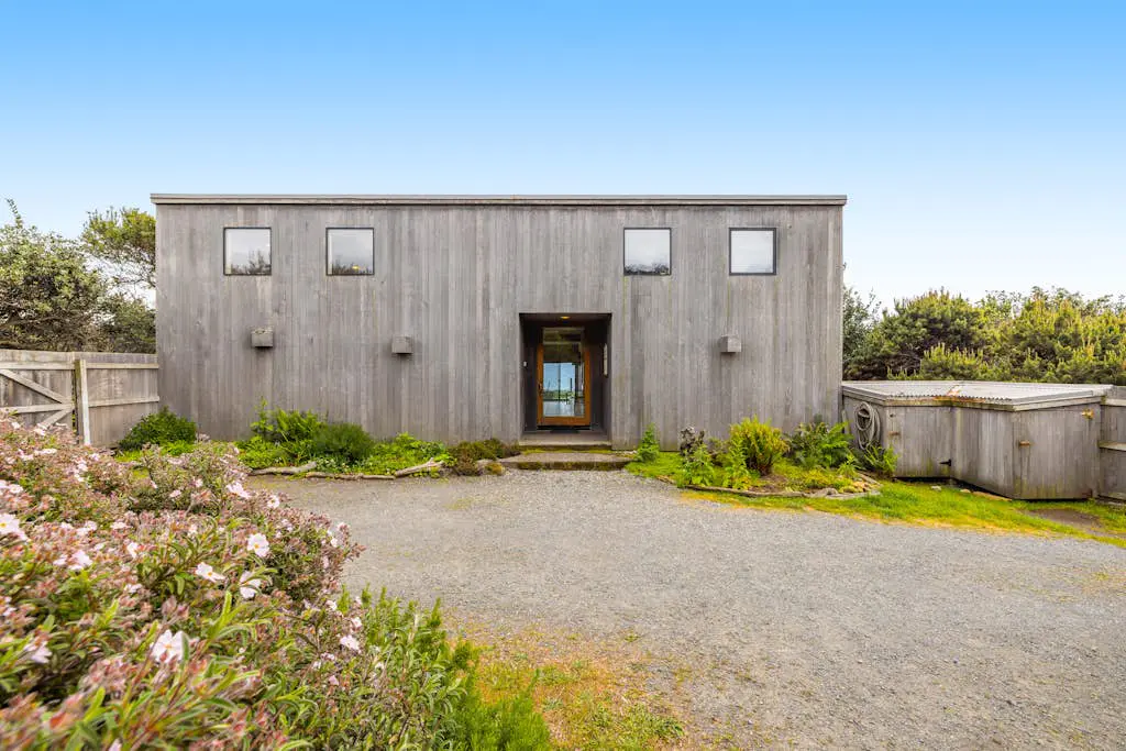 Aloha House - William Brunner-designed home with private hot tub, dogs welcome