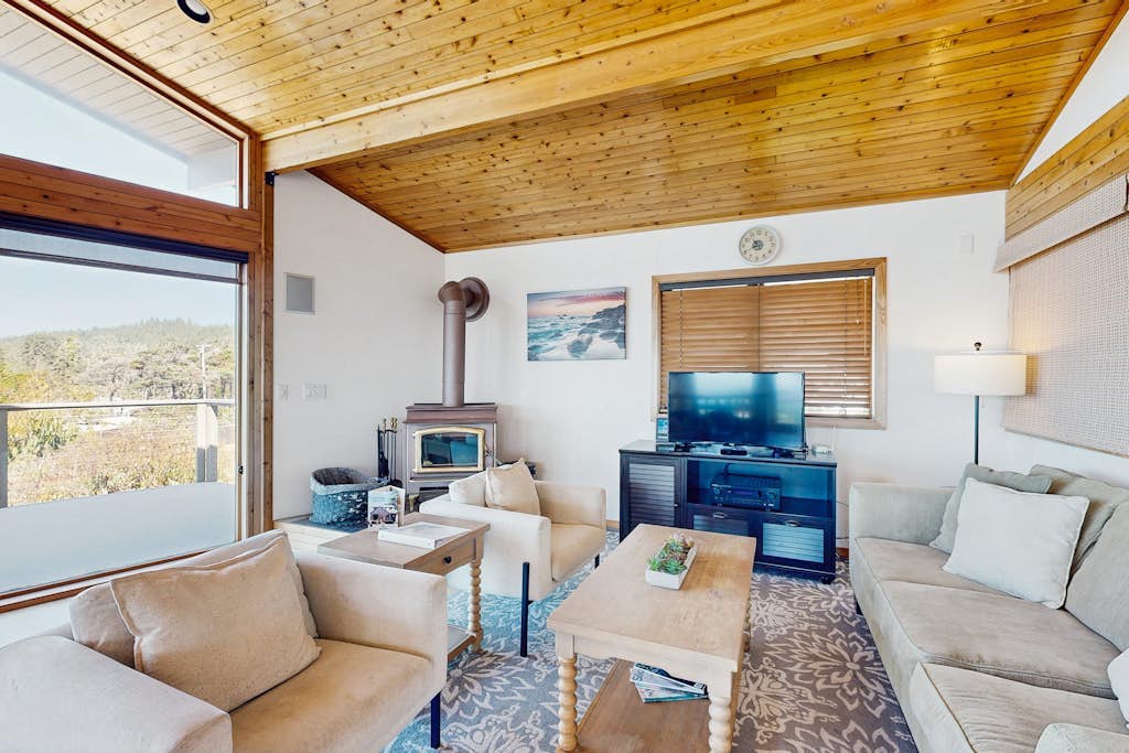 Dog-friendly beach house with private hot tub, indoor pool, WiFi & ocean views