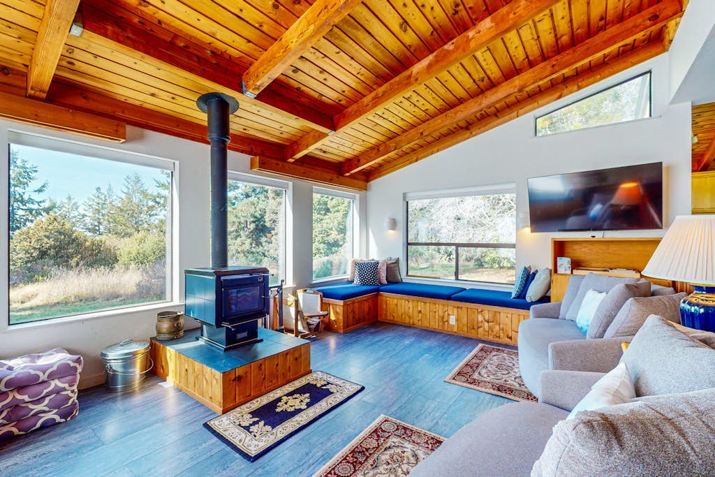The Bobcat House - Forested retreat with private hot tub, dogs welcome