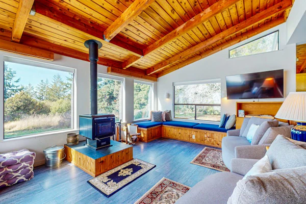 The Bobcat House - Forested retreat with private hot tub, dogs welcome
