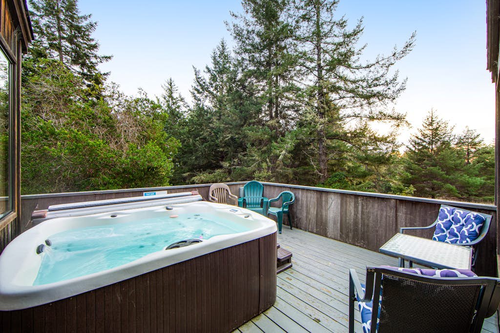The Bobcat House - Forested retreat with private hot tub, dogs welcome