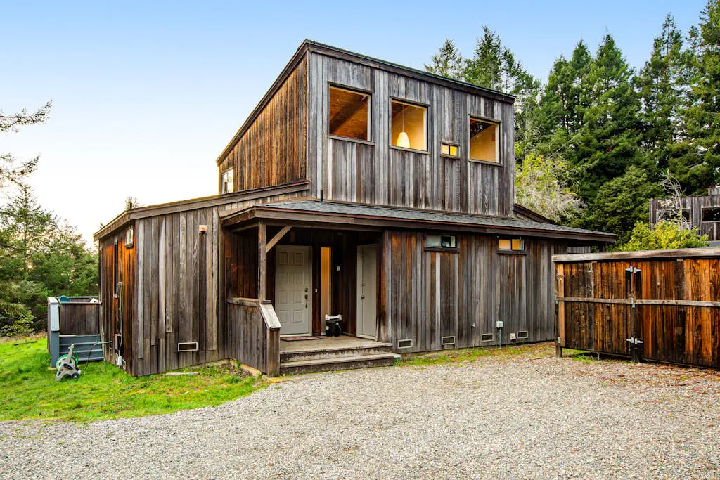 The Bobcat House - Forested retreat with private hot tub, dogs welcome