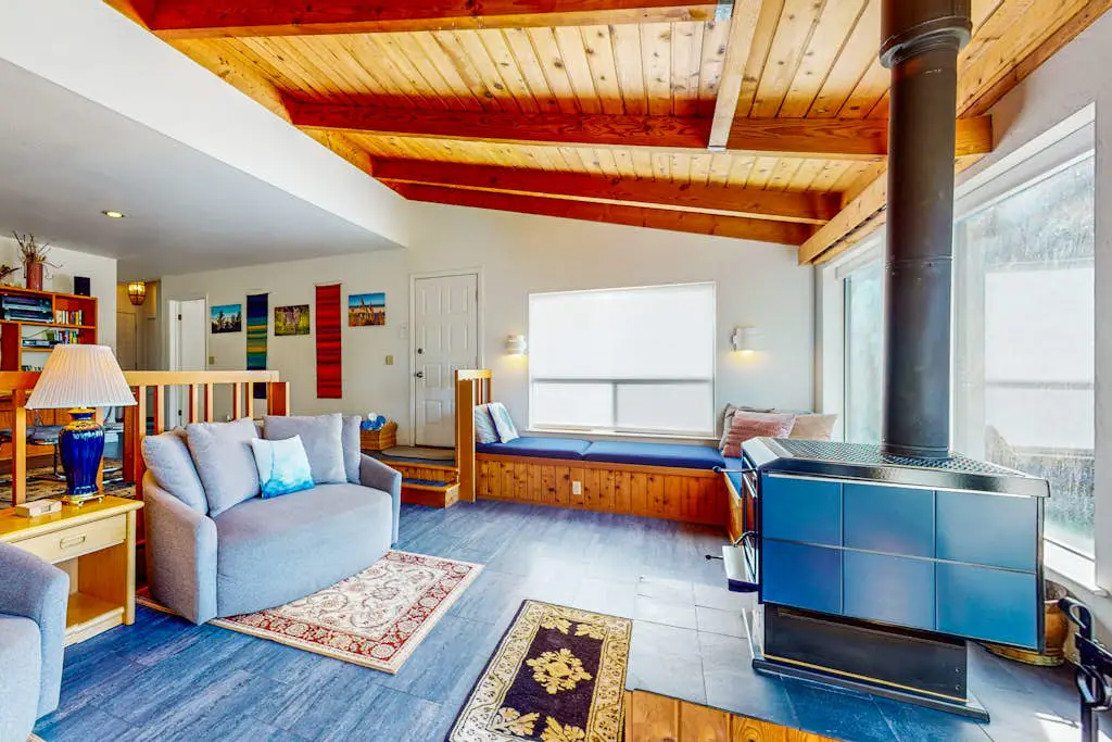 The Bobcat House - Forested retreat with private hot tub, dogs welcome