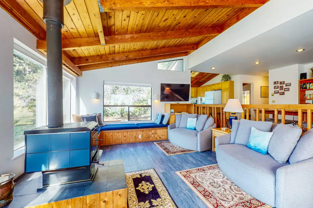 The Bobcat House - Forested retreat with private hot tub, dogs welcome