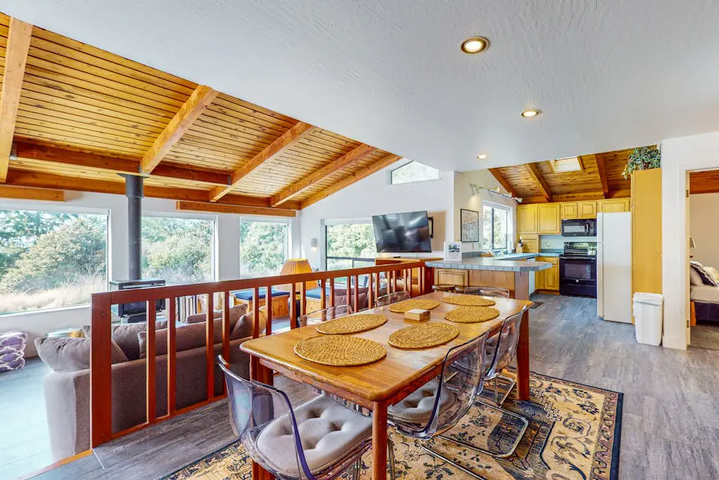 The Bobcat House - Forested retreat with private hot tub, dogs welcome