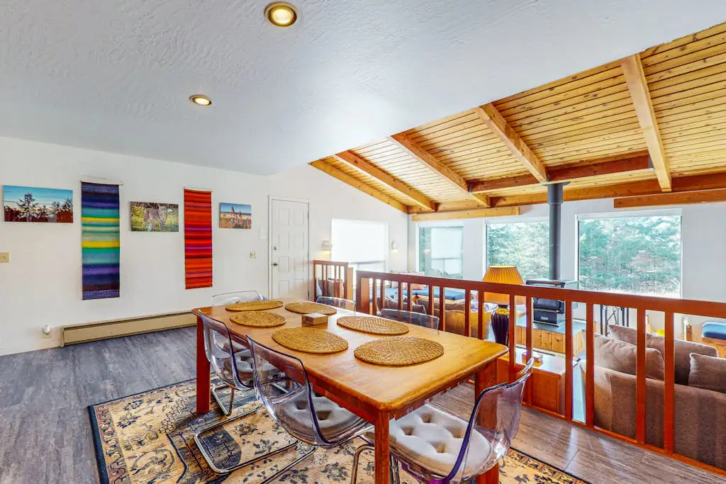The Bobcat House - Forested retreat with private hot tub, dogs welcome