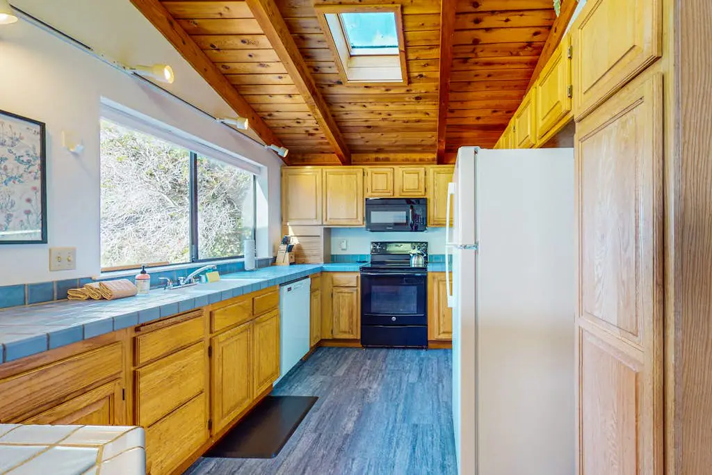 The Bobcat House - Forested retreat with private hot tub, dogs welcome