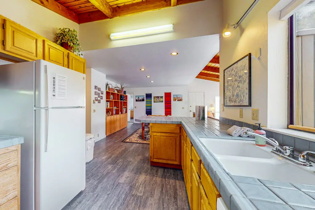 The Bobcat House - Forested retreat with private hot tub, dogs welcome