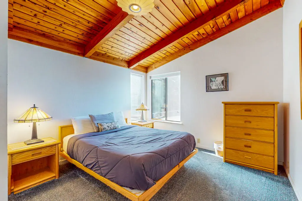 The Bobcat House - Forested retreat with private hot tub, dogs welcome