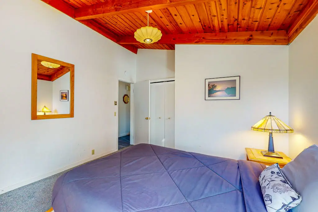 The Bobcat House - Forested retreat with private hot tub, dogs welcome